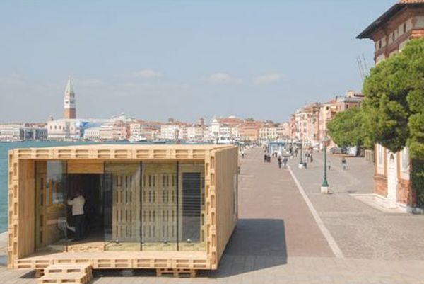 A modular house made out of reused pallets
